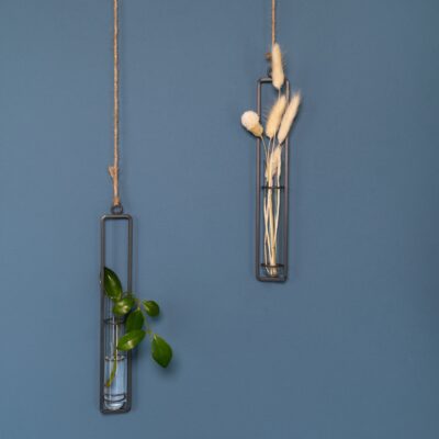 Stalen hangvaasjes met plantjes