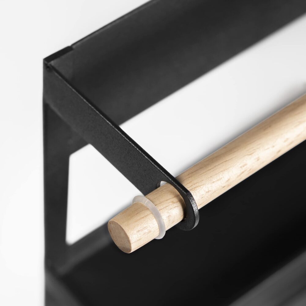 Zwart met houten keukenrekken