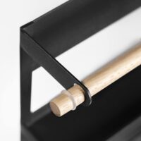 Zwart met houten keukenrekken