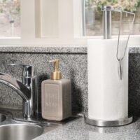 Houder voor keukenrol in de keuken