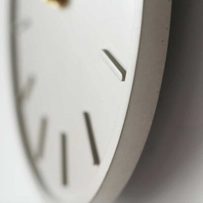 Grijze klok voor aan de muur in de slaapkamer