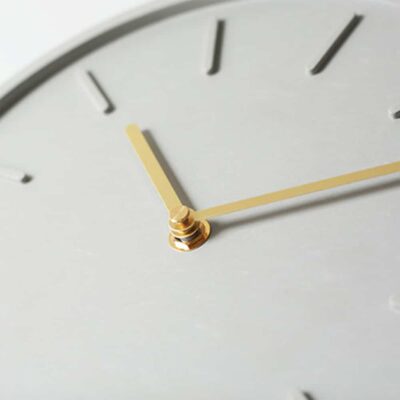 Grijze wandklok met gouden wijzers