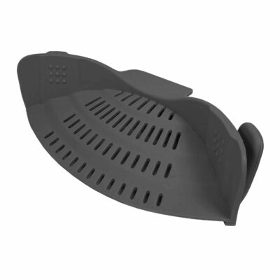 Water filteren en gieten uit pan