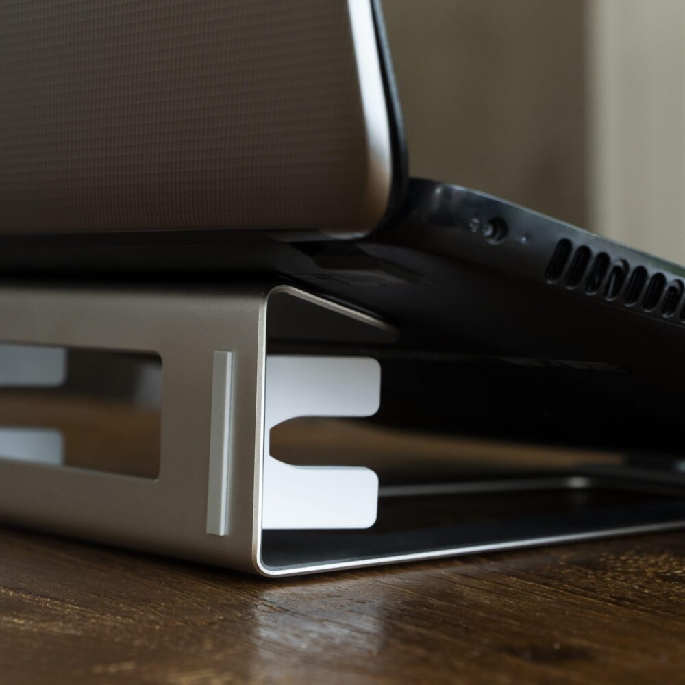 Grijze houder voor je laptop