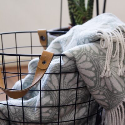 Mand voor in de woonkamer