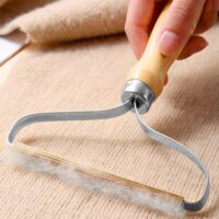 Hoe verwijder je pluizen en haren van stof en kleren