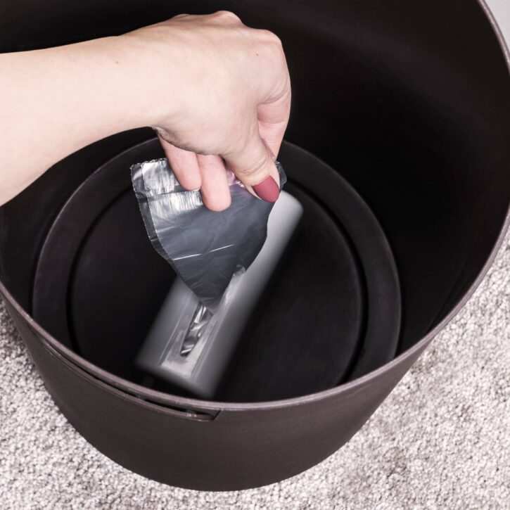 Klein prullenbakje binnen emmer