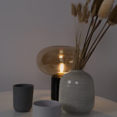 Lamp met zwarte lamp voor op nachtkastje