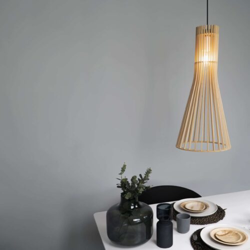 Houten kegelvormige hanglamp boven de eettafel