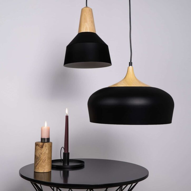 lamp met houten kop en zwarte kap
