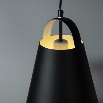 Moderne zwarte hanglamp met open bovenkant en trechtervorm
