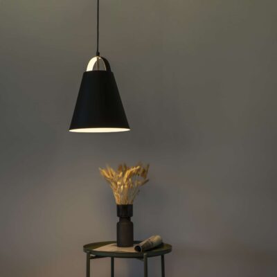 Trechtervormige verlichting zwarte kap met witte binnenkant