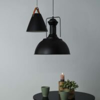 Zwart hangende lampen boven tafel