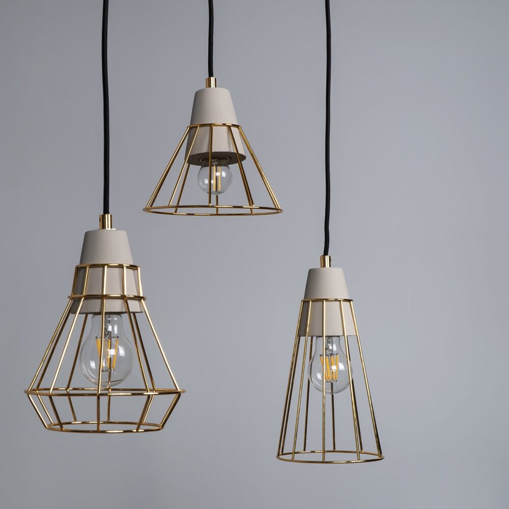 Hangende lampen met betonlook en gouden draad van QUVIO