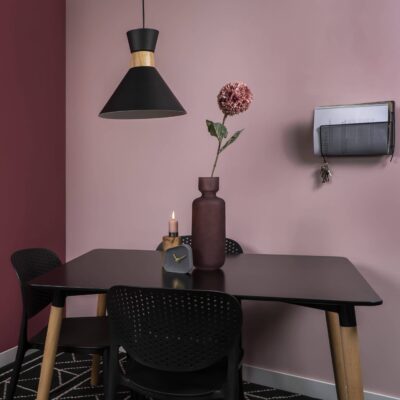 Hangende verlichting boven de eettafel