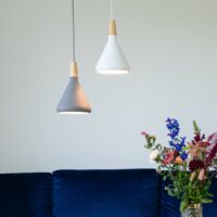 Wit met houten verlichting