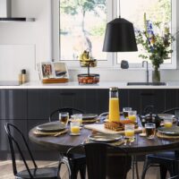 Zwarte hanglamp in de keuken