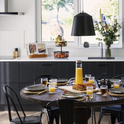 Zwarte hanglamp in de keuken