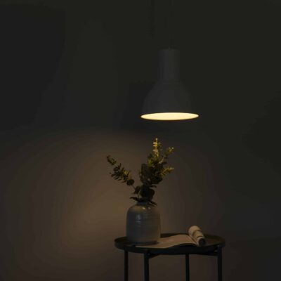 Witte hanglampen voor boven de tafel