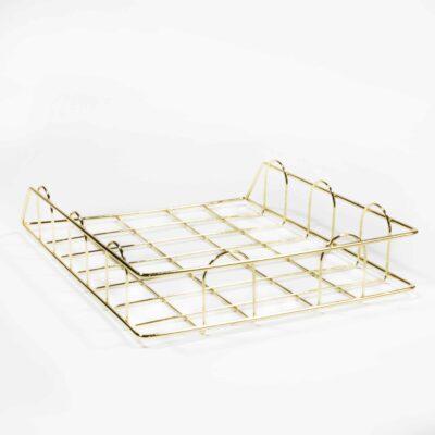 Brieven en postbak in het goud