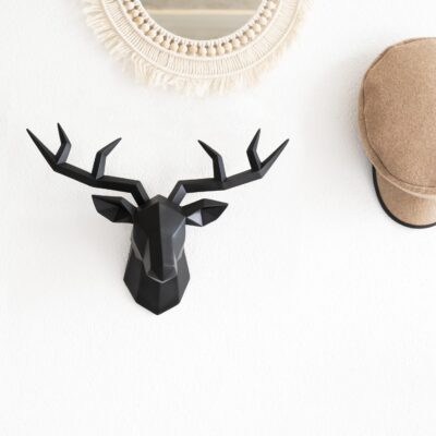 Hertengewei zwart aan de wand