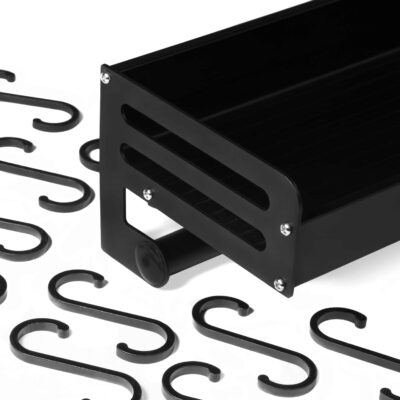 Ophangrek voor in de keuken in het zwart