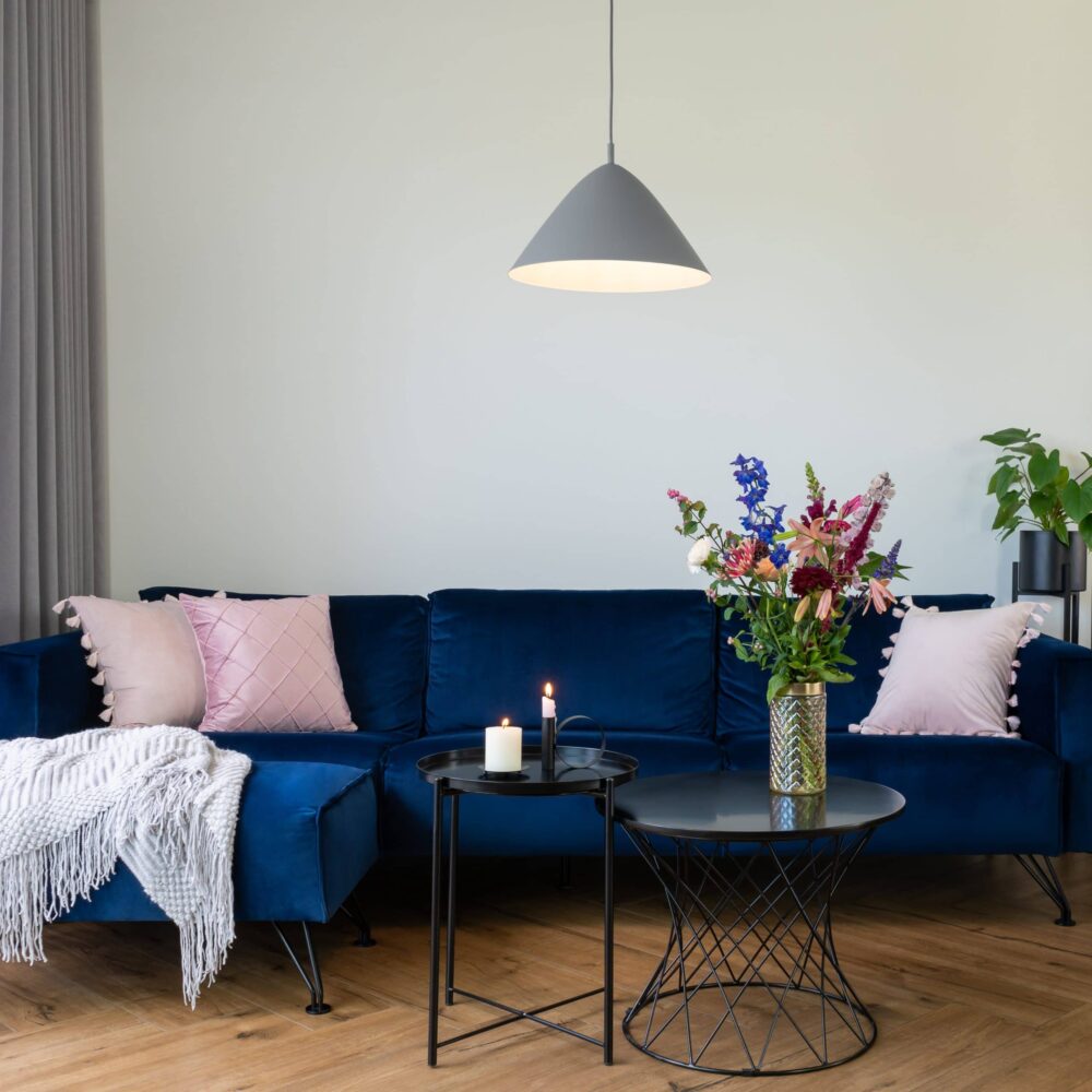 Grijze hoed vormige lamp in de kamer met een diameter van 40 cm