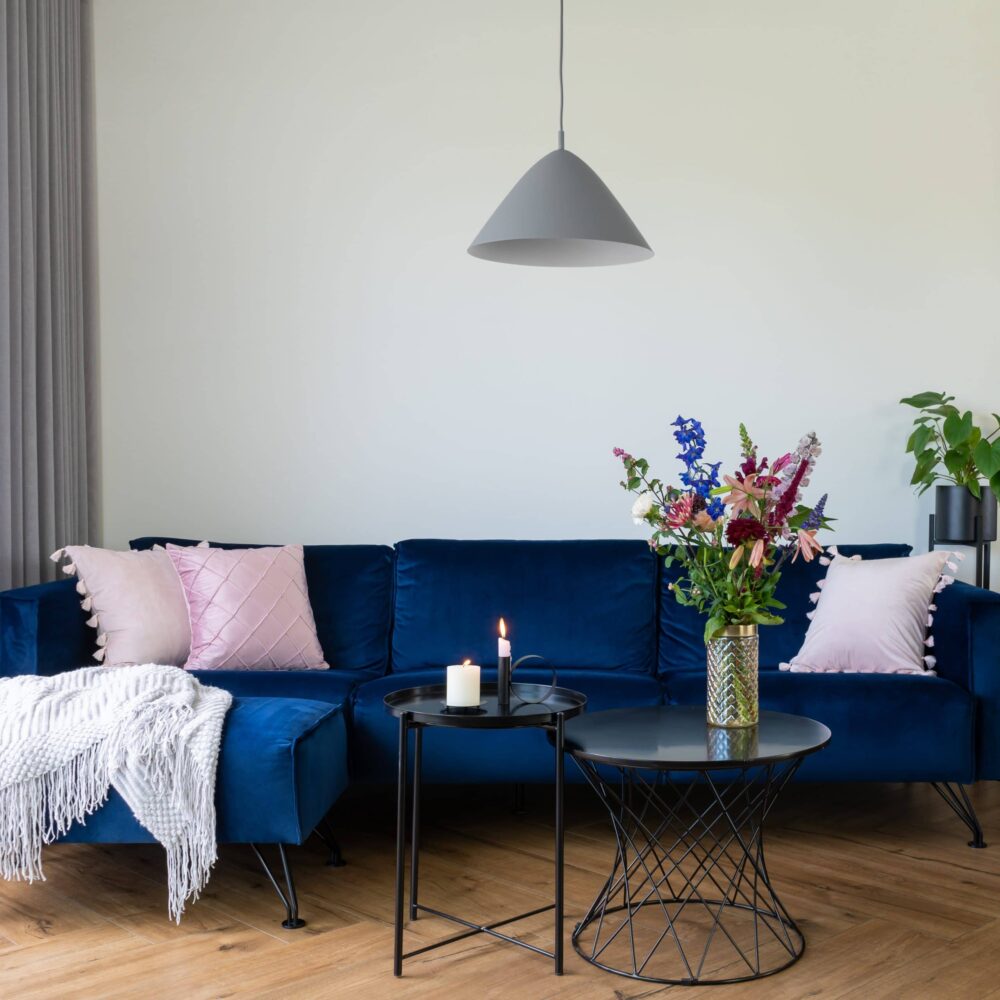 Grijze hoed vormige lamp in de woonkamer