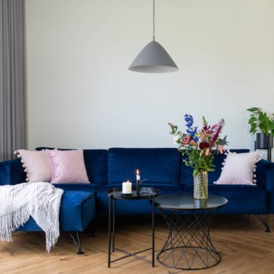 Grijze hoed vormige lamp in de woonkamer