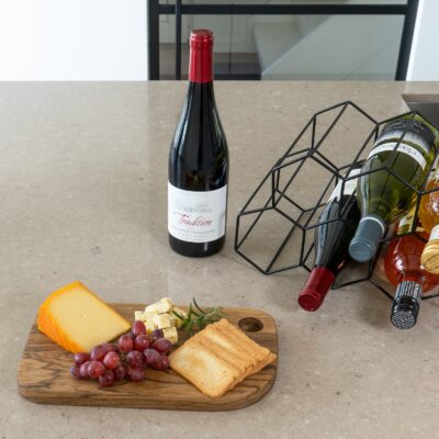 Serveerplank voor toastjes met een wijntje