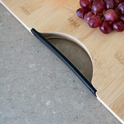 Metalen handvat van het bamboe borrelplank