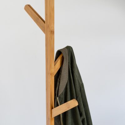 staande klerenstandaard voor in de gang