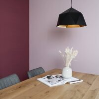 Modern zwarte verlichting boven de eettafel