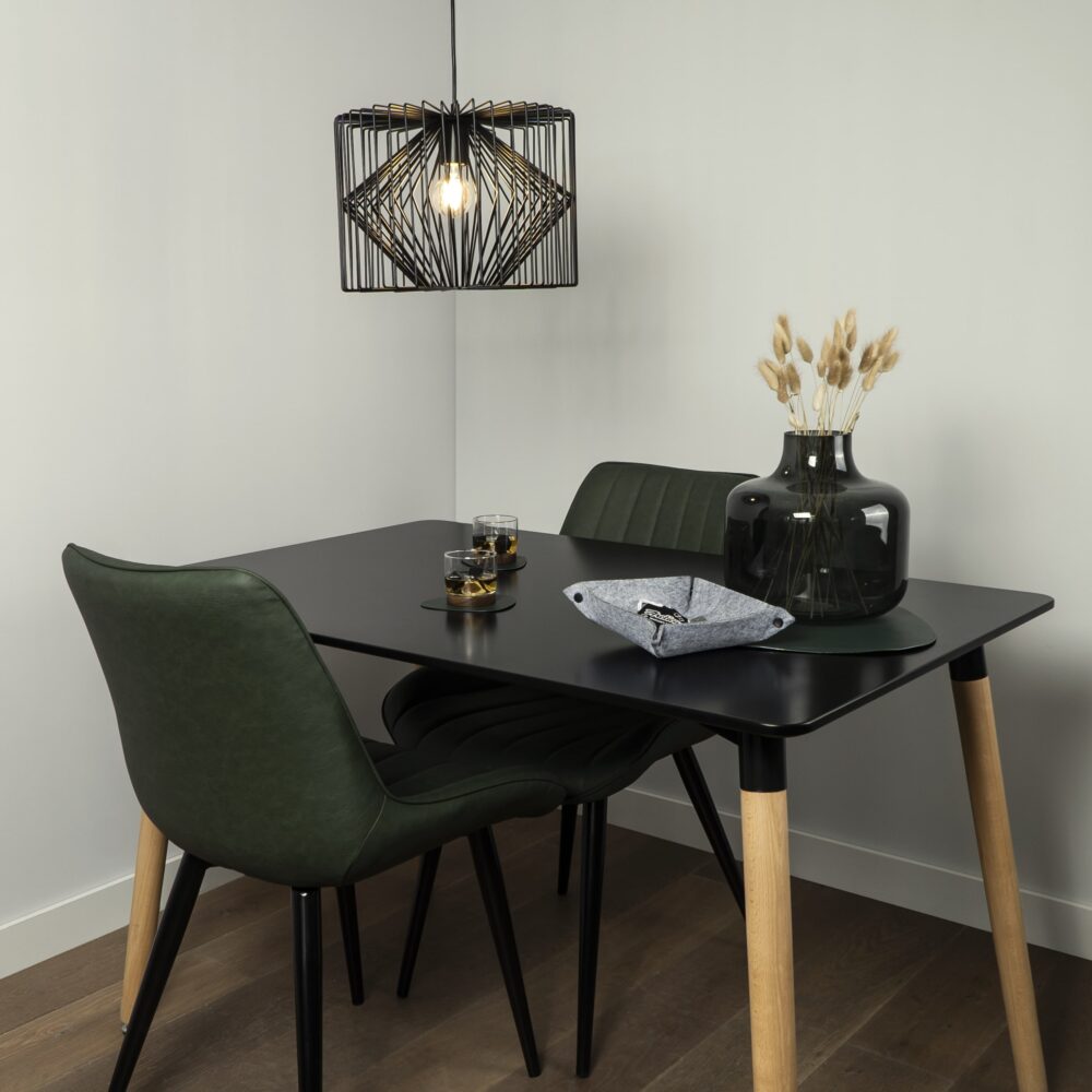 Monderne hang verlichting boven de eettafel