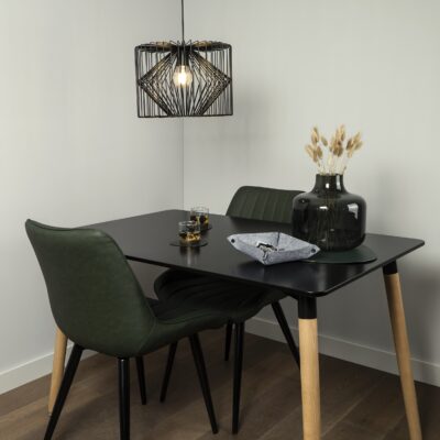 Monderne hang verlichting boven de eettafel