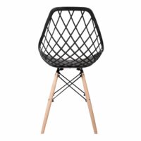 Zwart kunststof met houten stoeltjes