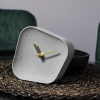 Grijs beton tafelklokje