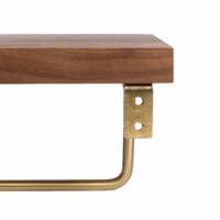 Monteer gaten van de houten toiletrolhouder