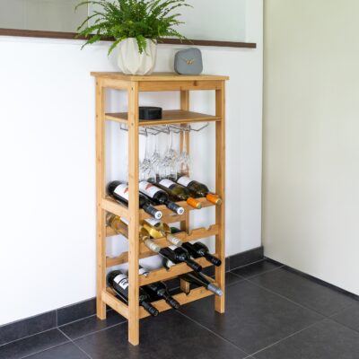 Beige cement pot met planten erin op wijnrek