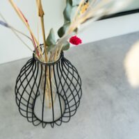 Zwarte vaas met spijlen