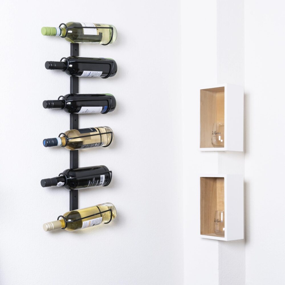 Zwart wijnrek voor aan de muur