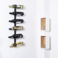 Zwart wijnrek voor aan de muur