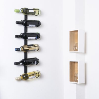 Zwart wijnrek voor aan de muur