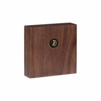 Donkerbruin hout met goud haakje voor theedoeken