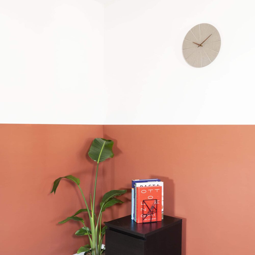 Ronde klok aan de muur met een diameter van 28 cm