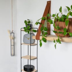 Houten wandrek met metalen frame