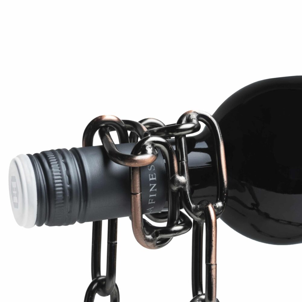 Hangende wijnfles in ketting