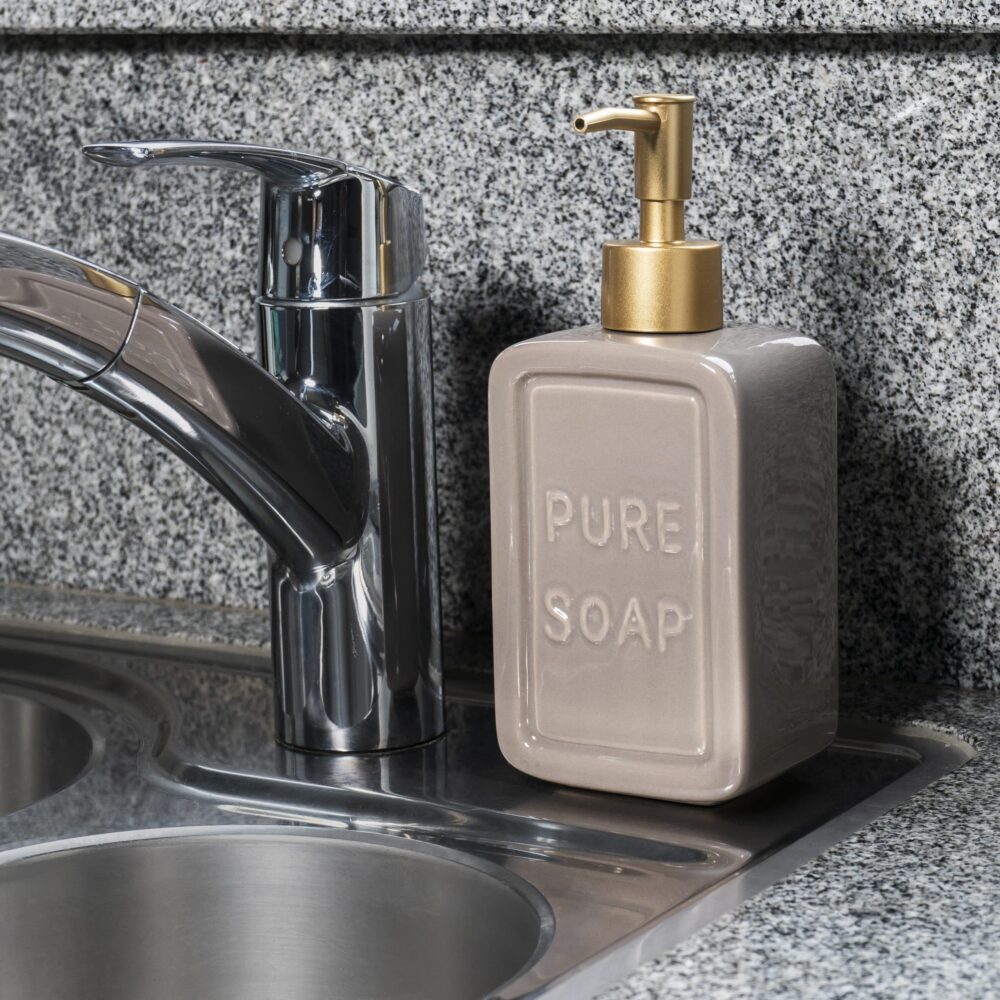 Grijs met gouden dispenser voor in de keuken