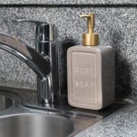 Grijs met gouden dispenser voor in de keuken