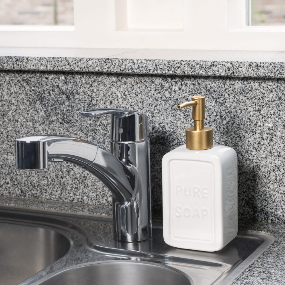 Wit met gouden dispenser voor zeep